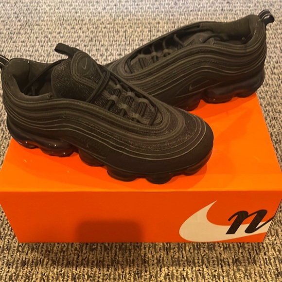 NIKE Air Max in black - Picture 1 of 3